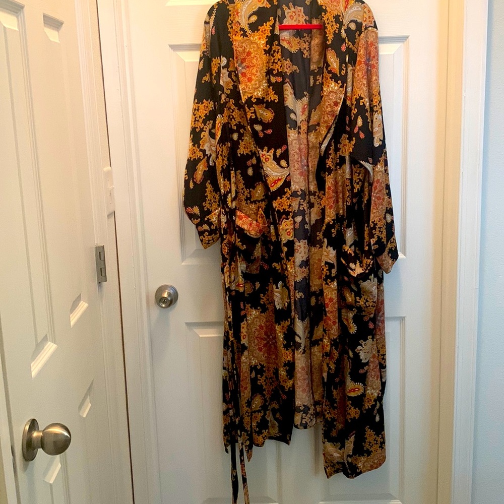 Robe with print throughtout